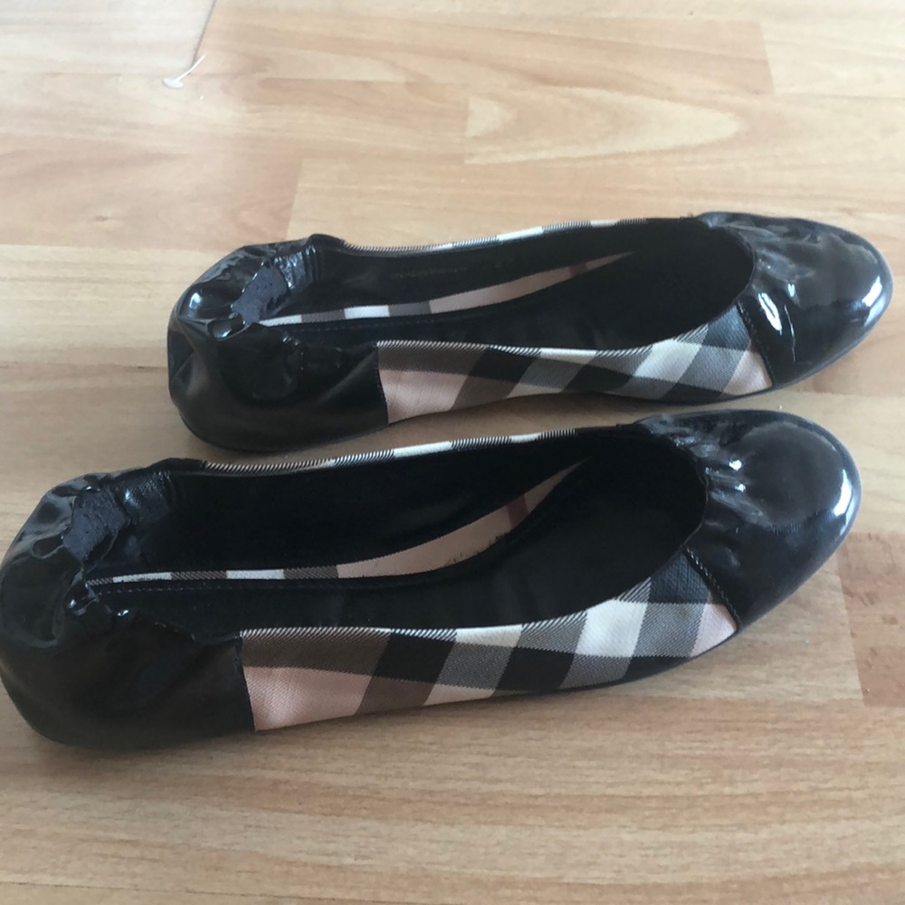 PERFECT CONDITION Burberry 100% authentic flats!